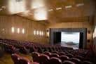 Interior del teatro con patio de butacas y escenario iluminado
