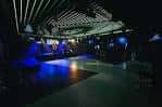Escenario y pista de baile de la sala con iluminación en tonos azules