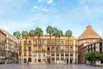 Arquitectura clásica y entorno peatonal de la Plaza de la Constitución en un día soleado