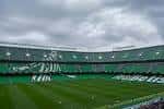 Panorámica interior del estadio con sus emblemáticas gradas verdes y blancas