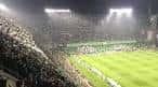 Ambiente nocturno en el estadio con iluminación de focos durante un evento