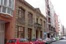 Fachada de piedra de estilo clásico del Centro Municipal de Abando en la calle Barrainkua