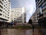 Vista general de la Plaza Longoria Carbajal y su entorno urbano en Oviedo