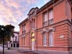 Vista exterior del edificio histórico del museo durante el atardecer