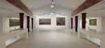 Sala de exposiciones amplia y luminosa con obras de arte