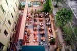 Terraza exterior con mesas y ambiente relajado en el centro de la ciudad