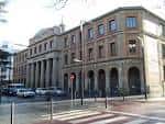 Fachada principal del histórico Instituto Plaza de la Cruz en Pamplona