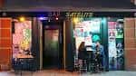 Fachada exterior del Bar Satélite con mesas en la terraza