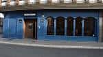 Fachada exterior de color azul del establecimiento The Tap en Vitoria-Gasteiz