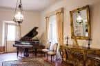 Interior de la Casa-Museo mostrando el salón de música con un piano de cola y mobiliario de época