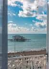 Vistas panorámicas del mar y el West Pier desde el interior del hotel