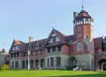 Fachada principal del Palacio de Miramar con su característica torre de ladrillo y amplios jardines
