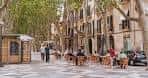 Vista de la arquitectura tradicional y terrazas al aire libre en La Rambla