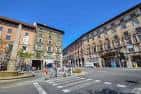 Perspectiva amplia de la plaza que muestra el entorno urbano y las fachadas históricas