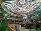 Vista del interior del centro comercial bajo la gran cúpula acristalada