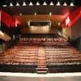 Interior del auditorio con vista del escenario y las gradas
