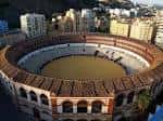 Vista aérea de la estructura circular y la arquitectura neomudéjar del edificio