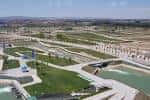 Vista aérea de la distribución de canales, caminos y zonas verdes del recinto