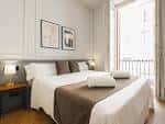 Habitación de diseño moderno con cama doble y balcón al exterior