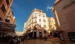 Fachada principal del hotel en una zona peatonal céntrica