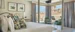 Suite de lujo con terraza privada y vistas panorámicas a la ciudad