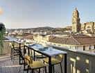 Terraza exterior con mesas y vistas directas a la Catedral de Málaga