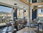 Salón restaurante interior con amplios ventanales y diseño contemporáneo