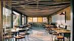 Salón interior del restaurante con diseño moderno y techo decorado con cuerdas entrelazadas