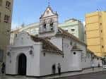 Fachada exterior blanca y espadaña de la Ermita de Zamarrilla