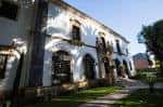Fachada lateral del edificio de la Fundación Valentín de Madariaga con ventanales tradicionales y jardines
