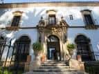 Entrada principal del edificio con escalinata y portada de piedra tallada