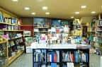 Vista del interior de la librería con estanterías de madera y gran variedad de libros