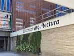 Detalle de la fachada con el rótulo identificativo de la escuela
