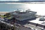 Vista aérea del edificio del Centro Oceanográfico frente a la bahía de Santander