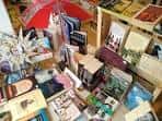 Detalle de libros expuestos en el interior de la librería