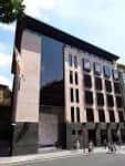 Fachada contemporánea del edificio Sabin Etxea con arquitectura moderna en Bilbao