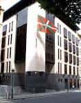 Vista exterior de la sede de Sabin Etxea con la bandera ikurriña en su estructura
