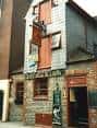 Fachada exterior del histórico pub The Black Lion en Brighton
