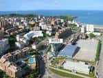 Panorámica aérea del hotel y su ubicación en la zona costera de Santander