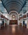 Perspectiva del interior de la iglesia con vista hacia el altar y las galerías superiores