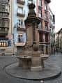 Fuente de Santa Cecilia en el centro de la Plaza de la Navarrería