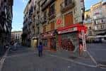 Vista de la calle Mercaderes desde una esquina con edificios de balconadas típicas