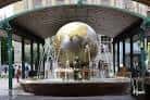 Detalle de la fuente con el globo terráqueo bajo la marquesina metálica