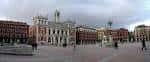 Vista panorámica de la Plaza Mayor de Valladolid con el edificio del Ayuntamiento al fondo