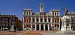 Fachada principal del Ayuntamiento de Valladolid y monumento al Conde Ansúrez