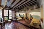 Interior de la cocina histórica con vigas de madera y decoración tradicional