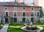 Fachada principal del Museo Casa de Cervantes y jardín con fuente