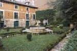 Vista del jardín de la casa museo con su fuente circular