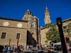 Perspectiva de la plaza con el cimborrio y la torre de la Catedral de la Seo
