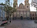 Panorámica diurna de la plaza frente a la Iglesia de Santa Isabel de Portugal